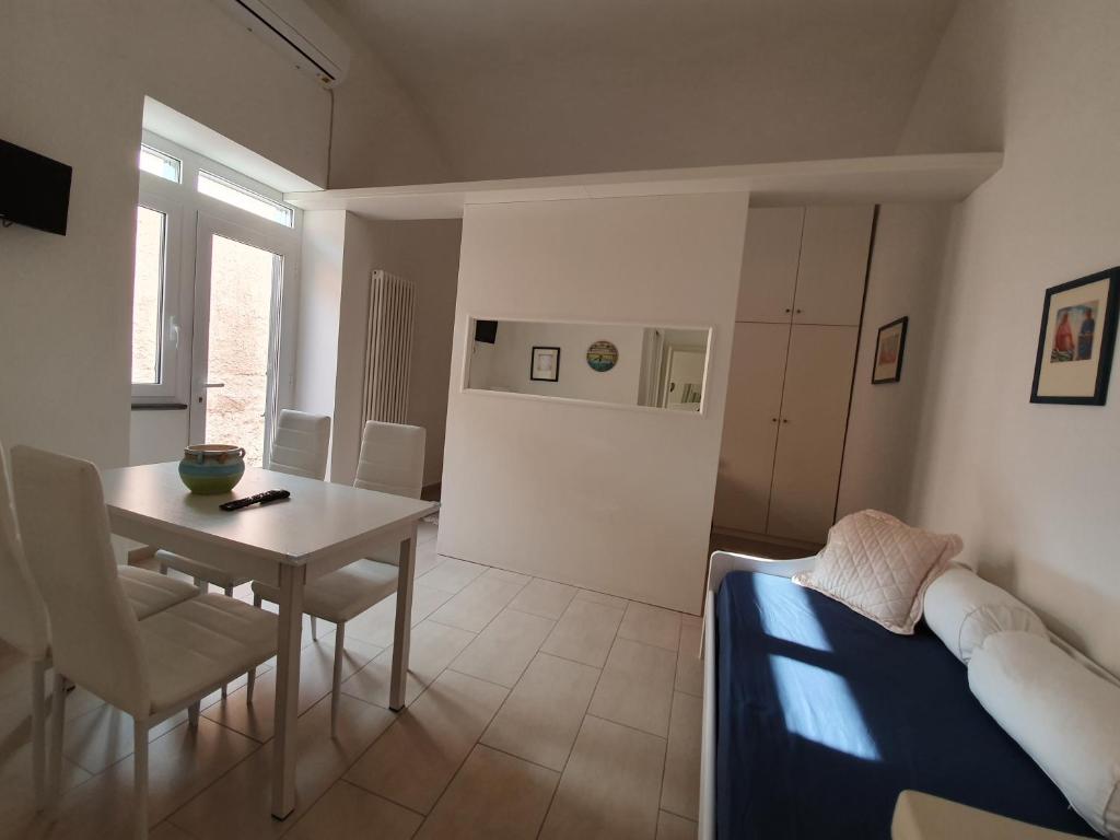 een woonkamer met een tafel en een eetkamer bij Vivalavida Ischia in Ischia