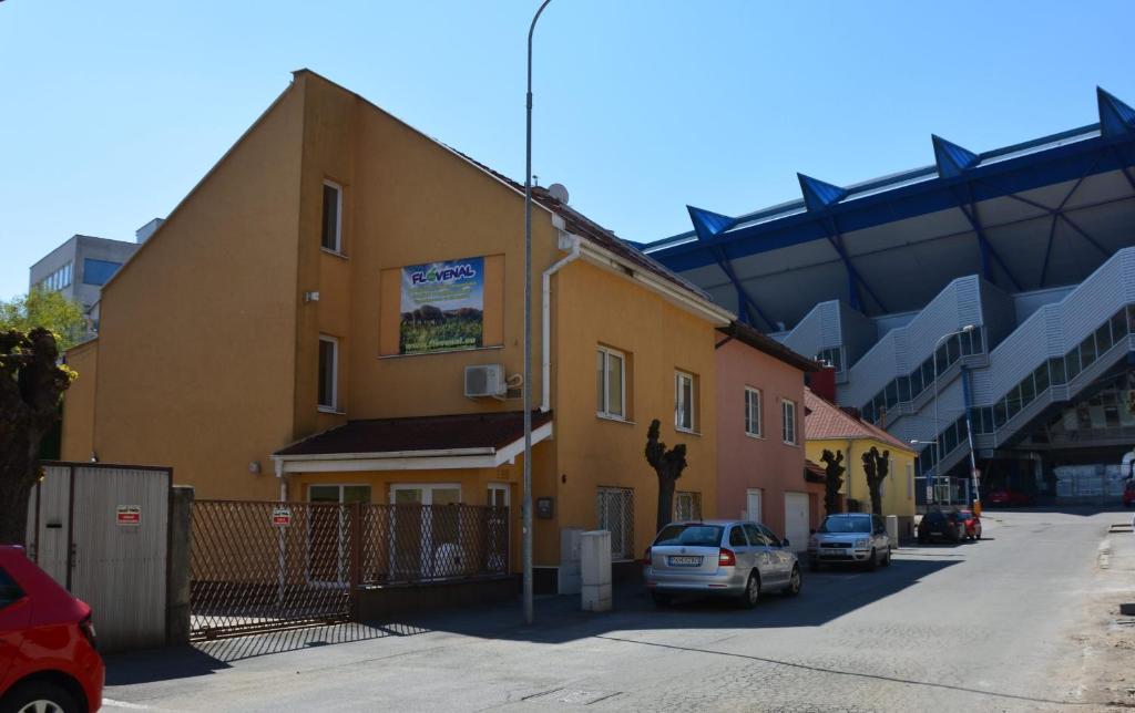 ein Gebäude mit Autos, die vor einem Stadion geparkt sind in der Unterkunft Nerudova SIX in Košice