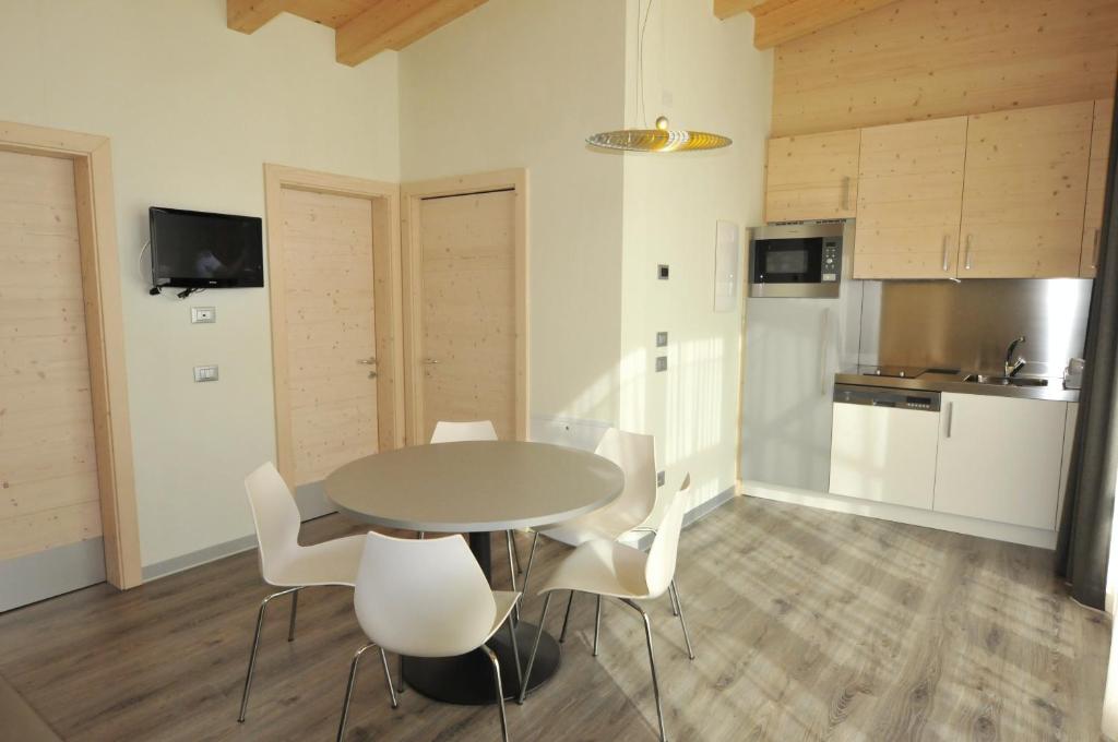 Kuchyň nebo kuchyňský kout v ubytování Bungalows Chalets Lago di Molveno