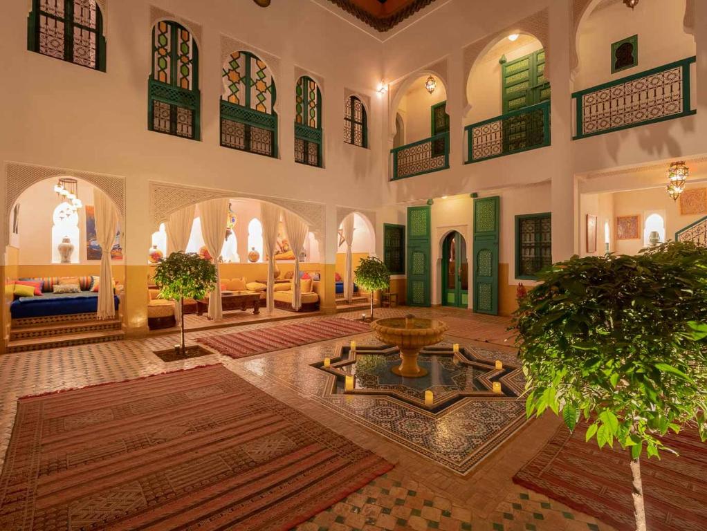 ein Wohnzimmer mit einem Brunnen in der Mitte eines Gebäudes in der Unterkunft Riad Passali in Marrakesch