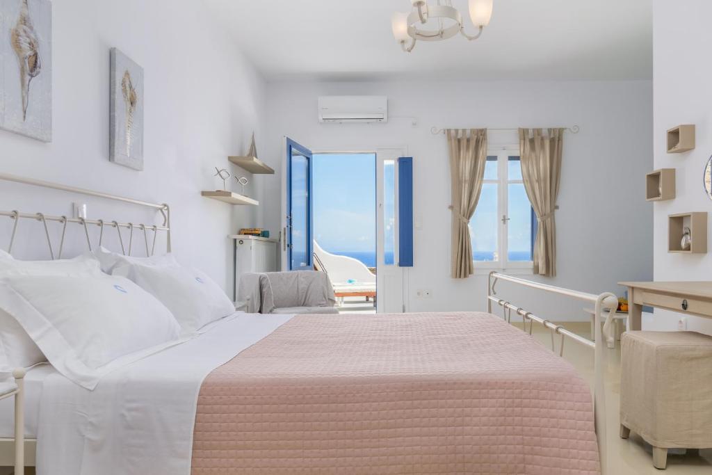 Posteľ alebo postele v izbe v ubytovaní Heavenly Milos suites