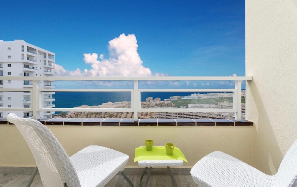 アデへにある906 lUXURY PARAíSO SEA VIEWの海の景色を望むバルコニー(テーブル、椅子付)
