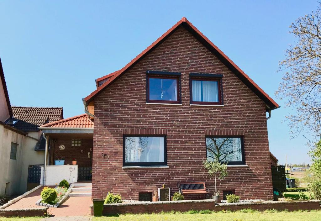 a red brick house with black windows at 29 Haster Straße in Bad Nenndorf