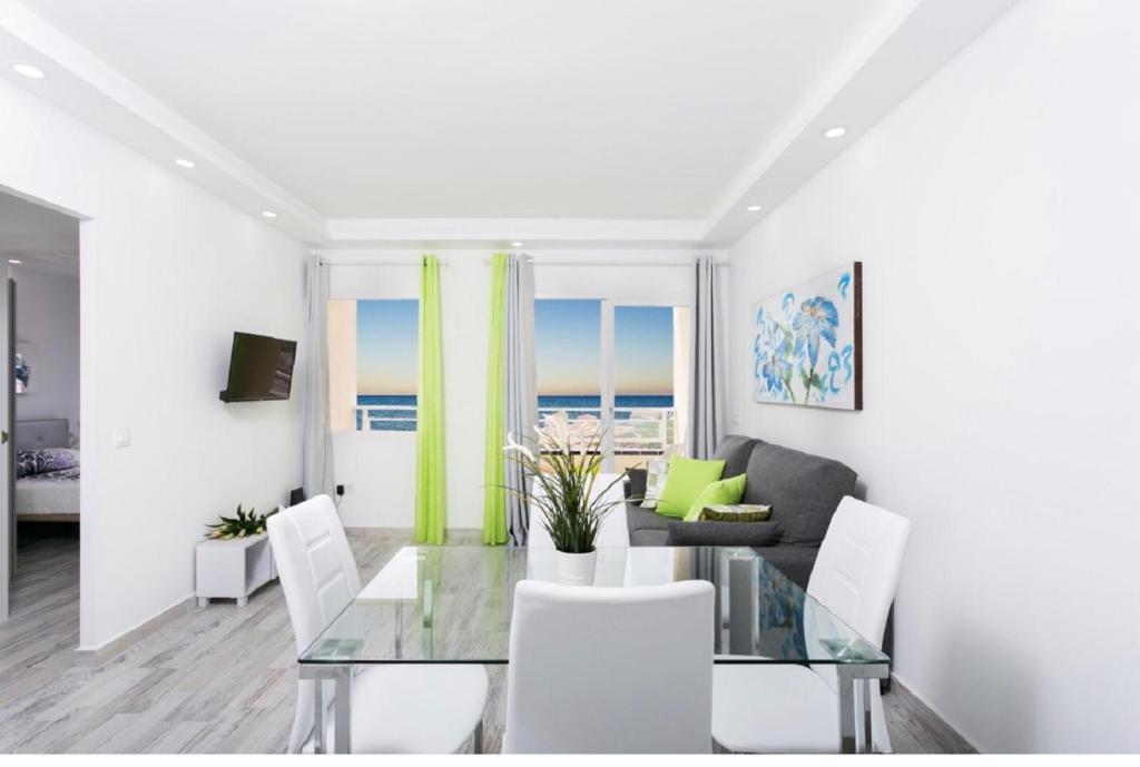 Televízia a/alebo spoločenská miestnosť v ubytovaní 906 lUXURY PARAíSO SEA VIEW