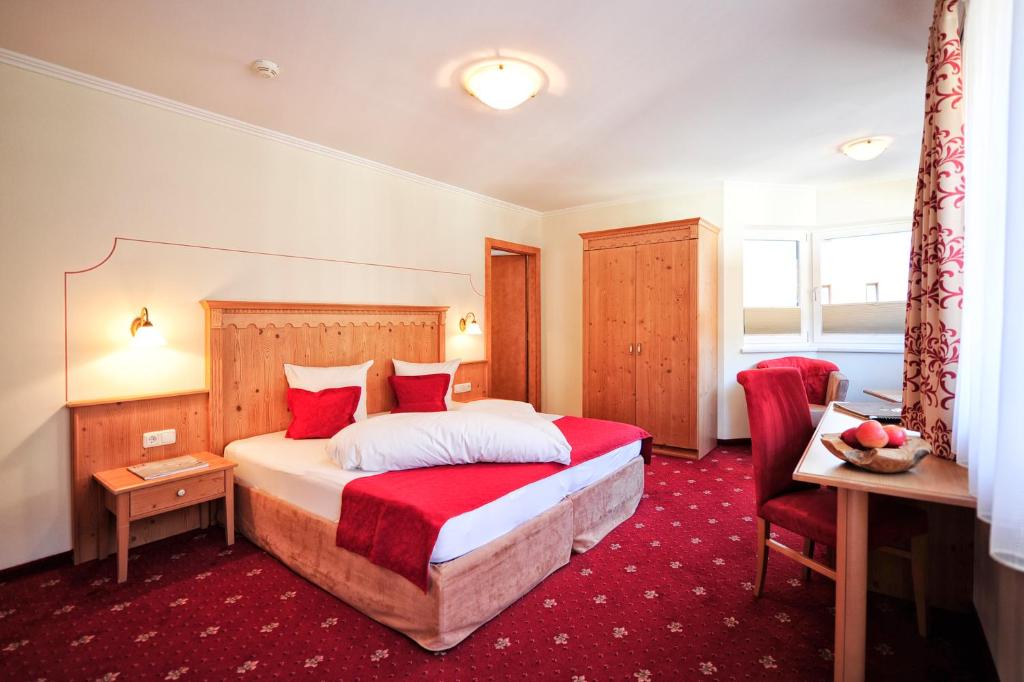 Posteľ alebo postele v izbe v ubytovaní Alp Resort Tiroler Adler