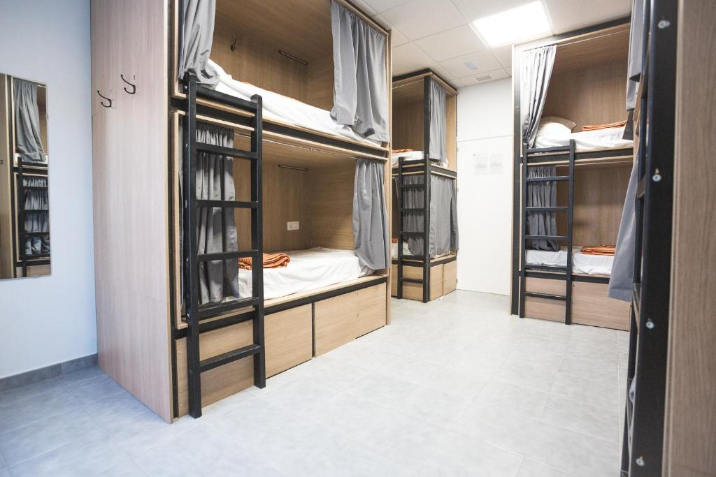 Poschodová posteľ alebo postele v izbe v ubytovaní Ohana Tarifa Hostel