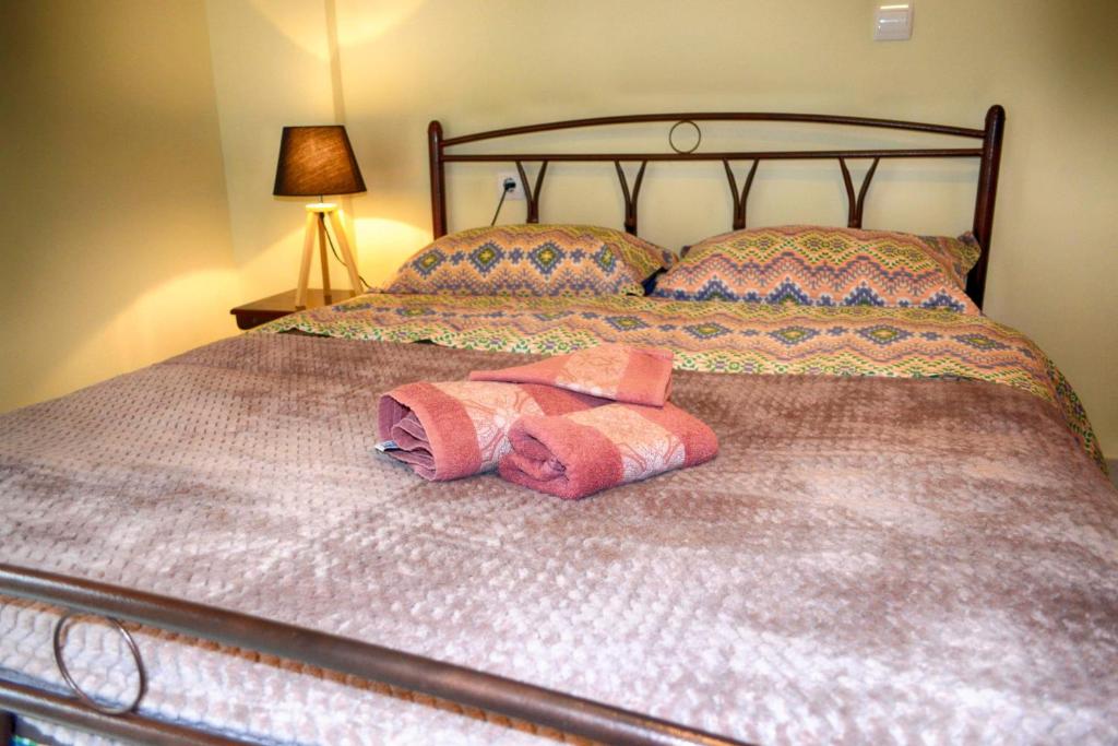 Postel nebo postele na pokoji v ubytování CENTRAL guest room