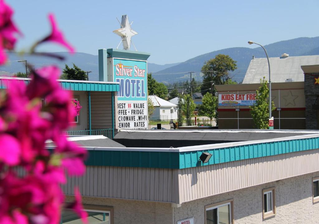 Un bâtiment avec un panneau en haut dans l'établissement Silver Star Motel, à Vernon