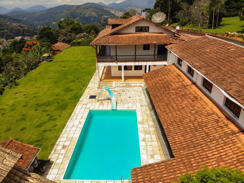 eine Luftansicht eines Hauses mit Pool in der Unterkunft Guest House Nosso Aconchego in Teresópolis