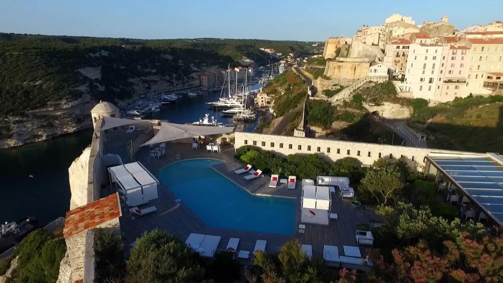 Bazén v ubytování Hotel Spa Genovese nebo v jeho okolí
