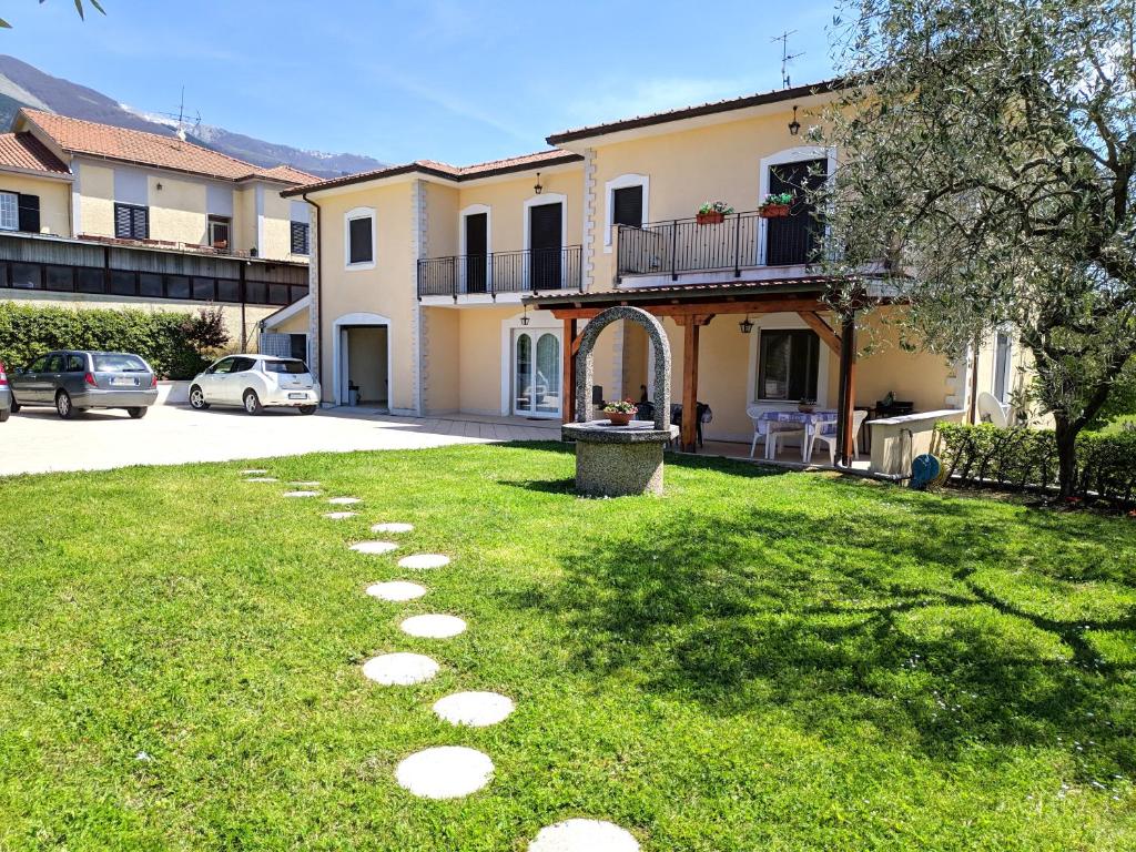 une cour herbeuse avec des marches devant une maison dans l'établissement Casa Vacanze Valcomino, à Gallinaro