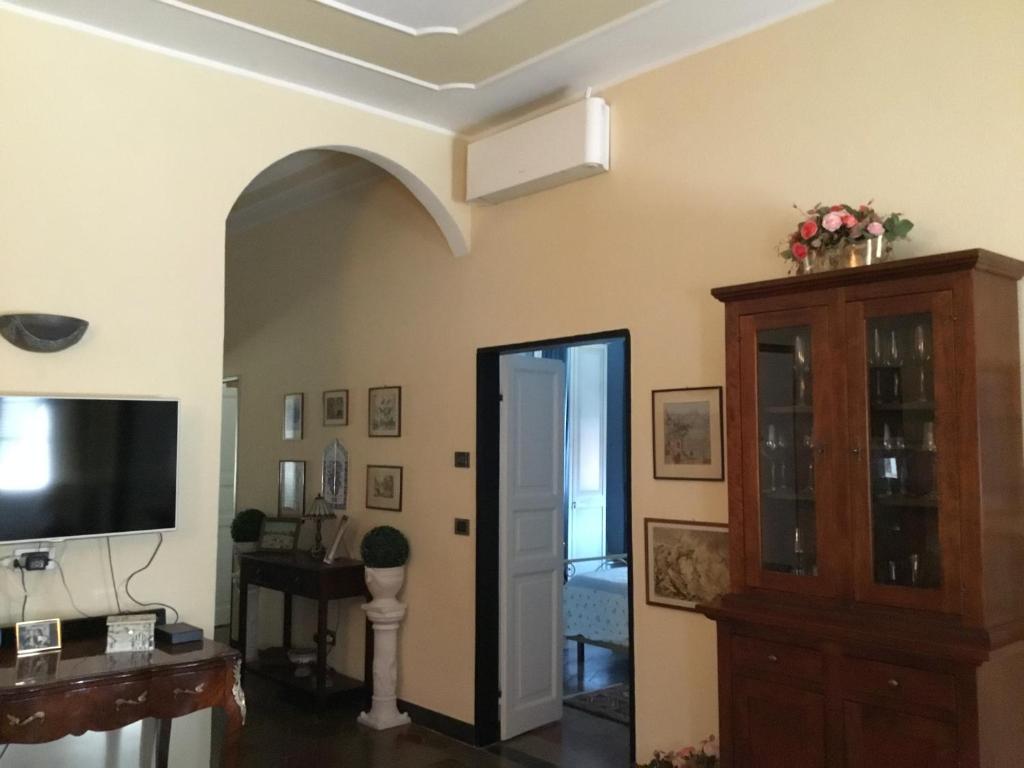 salon z telewizorem i lustrem w obiekcie Casa Venezia w Rapallo