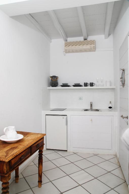 A kitchen or kitchenette at Archondoula Studios