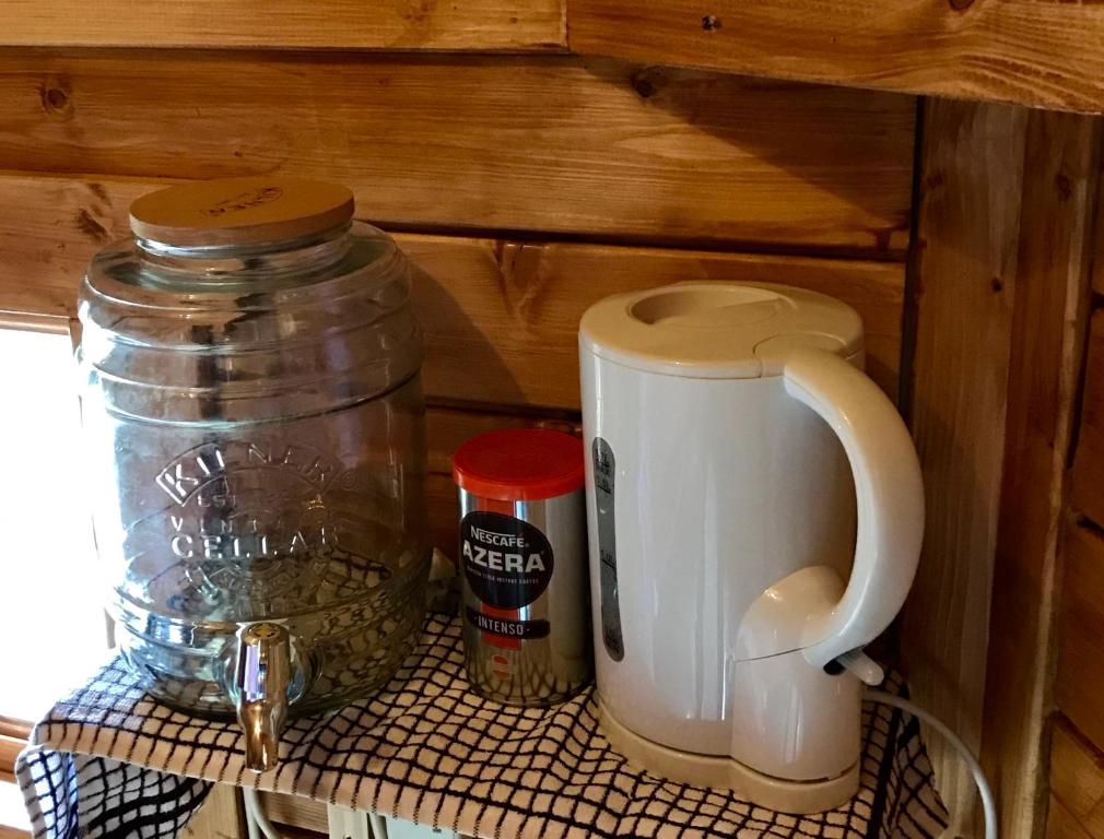 Příslušenství pro přípravu čaje a kávy v ubytování The Nest Glamping Pod