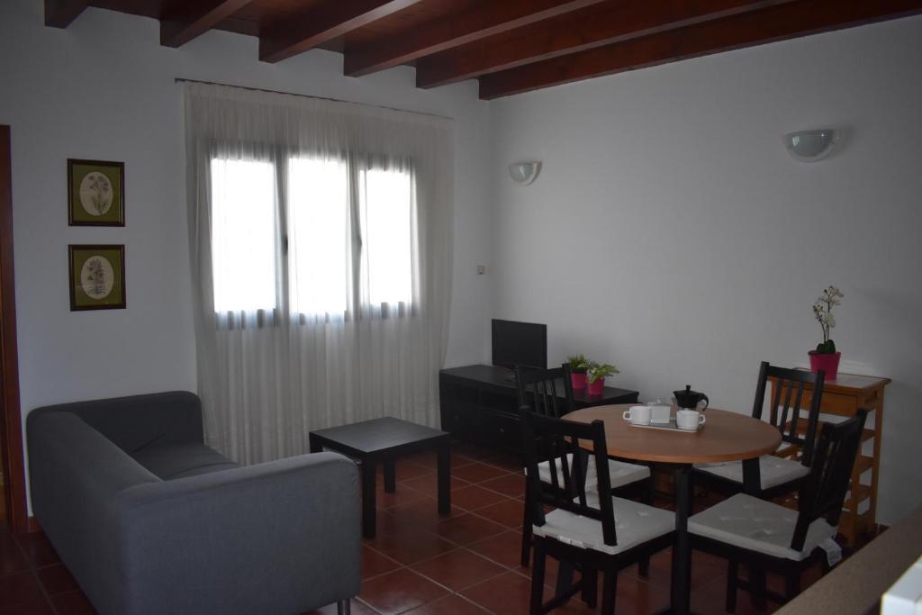 - un salon avec une table et une chaise dans l'établissement Ático estación, à Arrecife