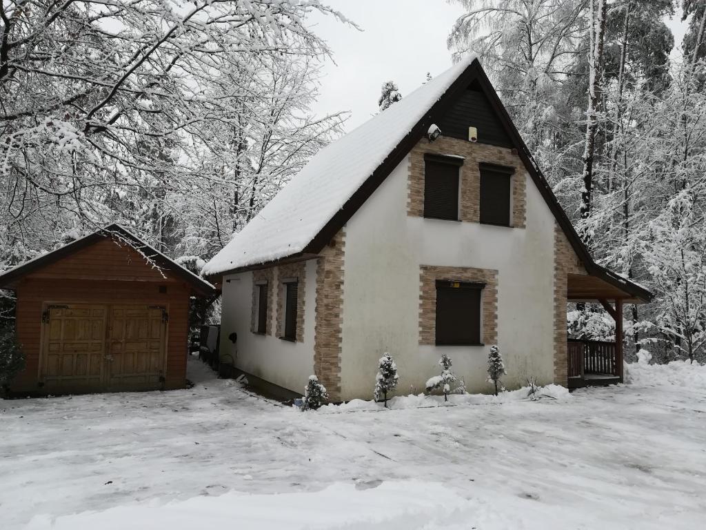 Fotografia z galérie ubytovania Uroczy domek do wynajęcia w Bogaczewie nad jeziorem Narie v destinácii Morąg