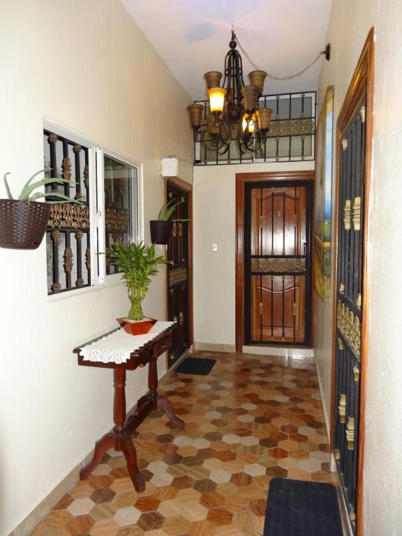 un pasillo con una mesa y una maceta en Conde Santome Colonial, en Santo Domingo