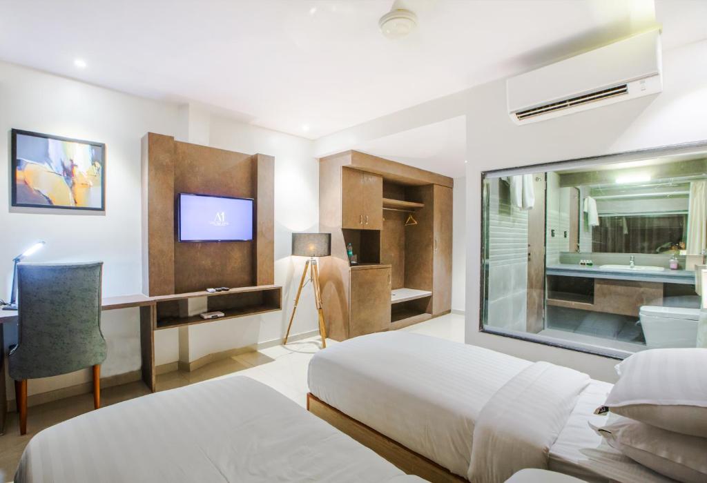 Postel nebo postele na pokoji v ubytování Aura One Hotel