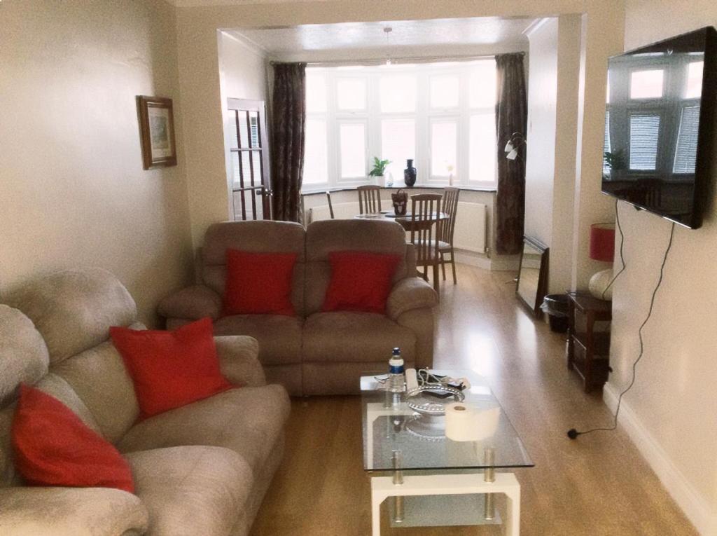 een woonkamer met 2 banken en een tafel bij Bexleyheath Town Centre Four bedrooms, Five Beds House in Bexleyheath