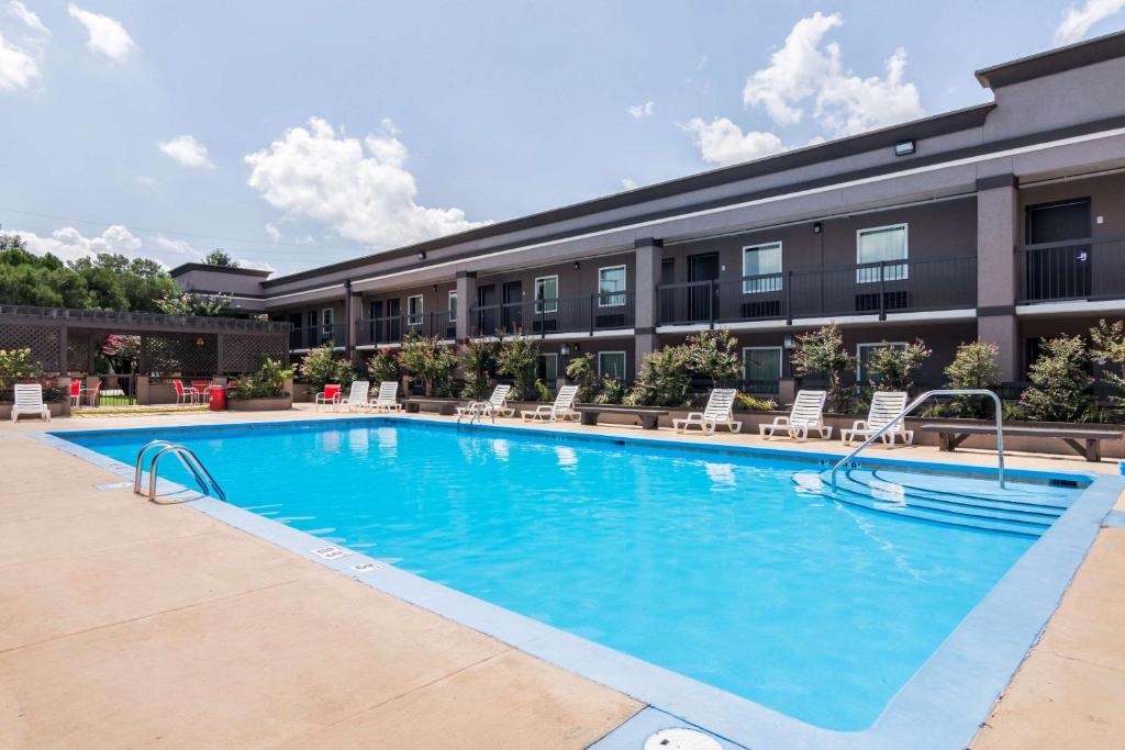 The swimming pool at or close to Clarion Inn & Suites Russellville I-40