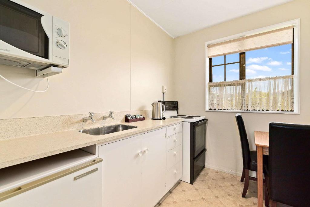 Econo Lodge Canterbury Court Motel - Resim 8