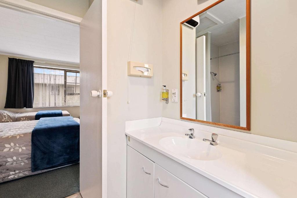 Econo Lodge Canterbury Court Motel - Resim 18