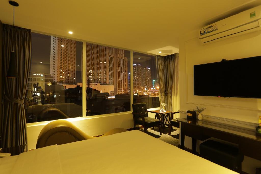 TV a/nebo společenská místnost v ubytování Adeline Hotel Hanoi