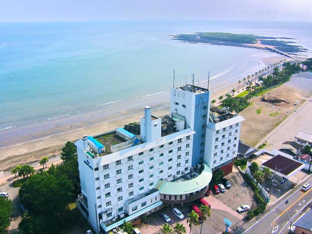 uma vista aérea de um edifício ao lado da praia em Aoshima Grand Hotel em Miyazaki