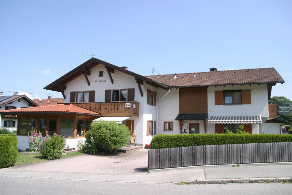 una casa bianca con tetto marrone di Gästehaus Elisabeth a Schwangau