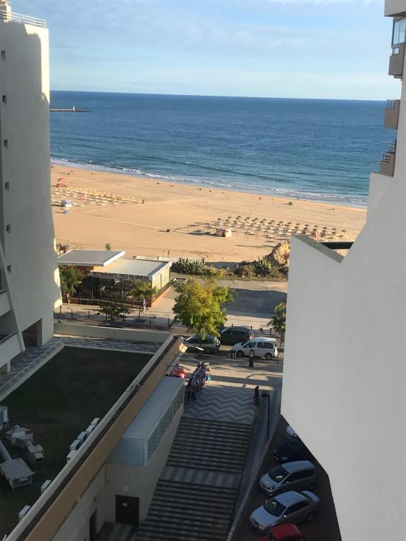 Blick auf den Strand von einem Gebäude in der Unterkunft Acropole Algarve Beach Apartment in Portimão