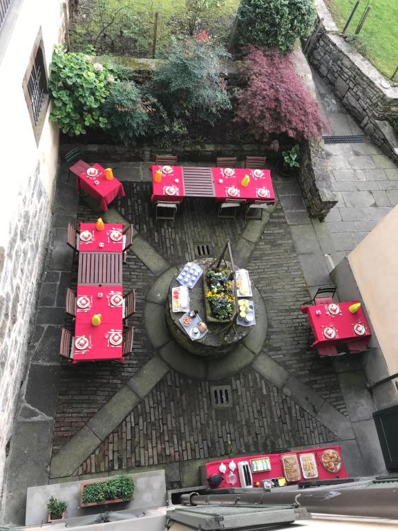 un patio con vista sul soffitto di un tavolo e sedie. di B&B Entro Le Mura a Bergamo