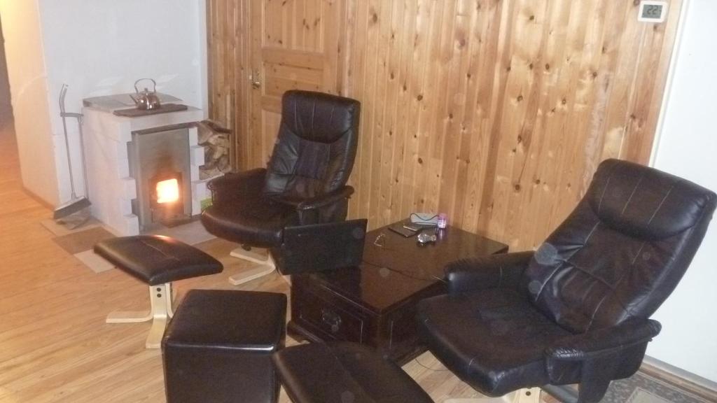 Duas cadeiras e uma mesa numa sala de estar em Hostel Varkaus em Varkaus