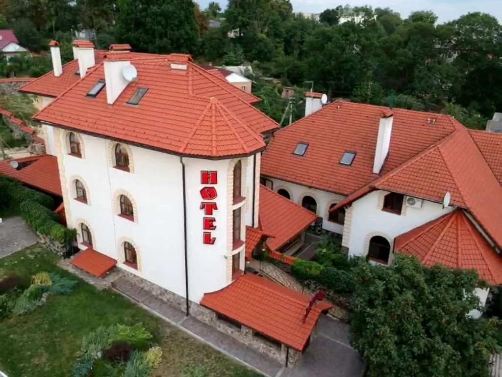 uma vista aérea de um edifício com telhados vermelhos em Maestro em Ostroh