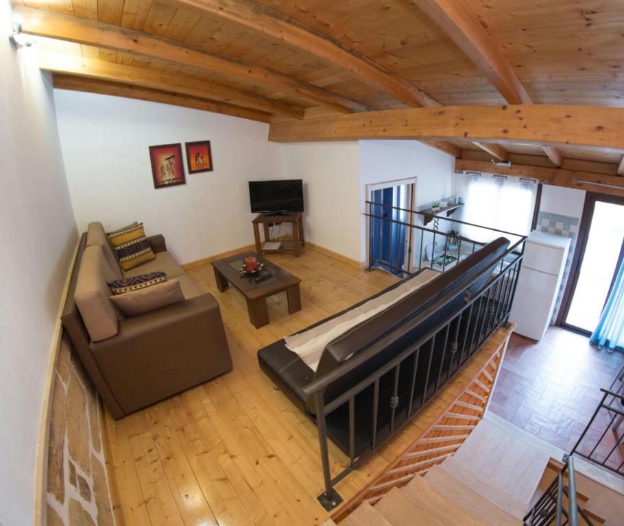 een woonkamer met een piano bij La casetta in Terrasini