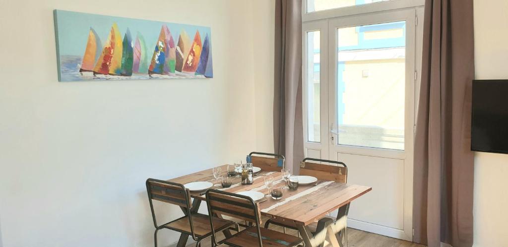 une salle à manger avec une table et des chaises en bois dans l'établissement Appartement Le Flobart - 50M plage - Terrasse, à Berck-sur-Mer