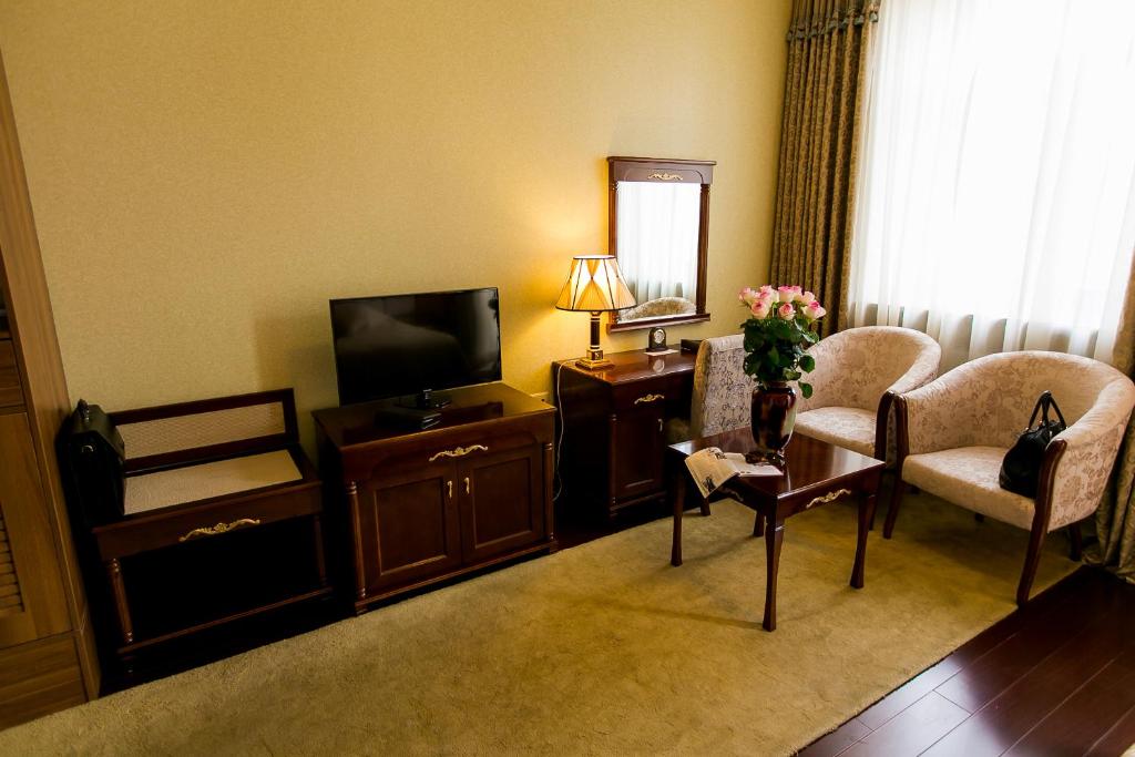 TV a/nebo společenská místnost v ubytování AllureInn Hotel and Spa