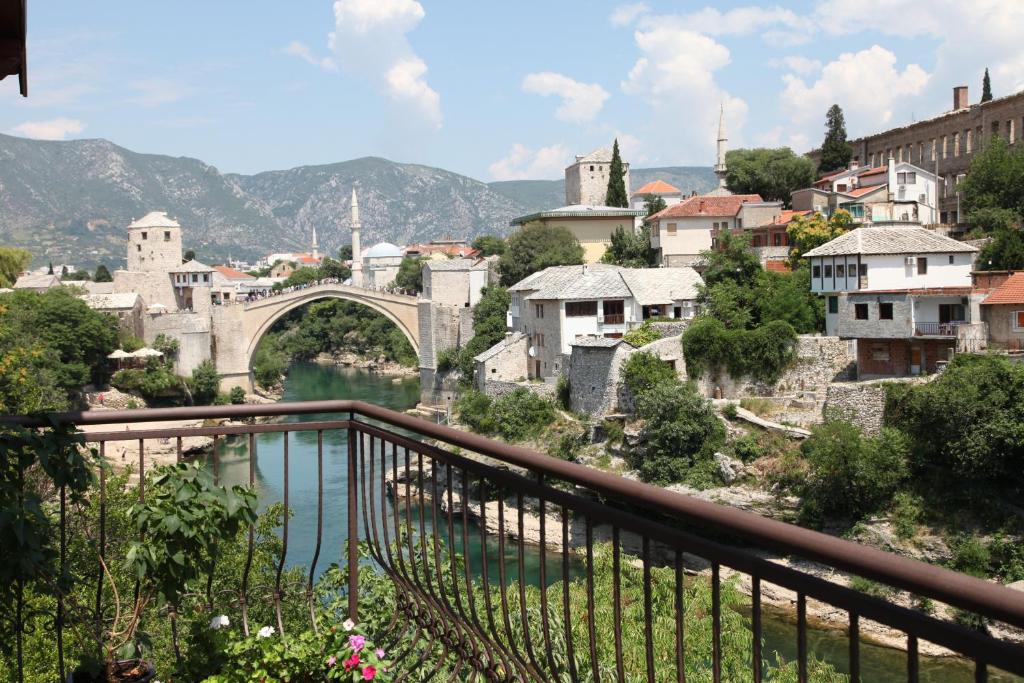 uma vista para uma cidade com uma ponte sobre um rio em Guest House Goa Mostar em Mostar