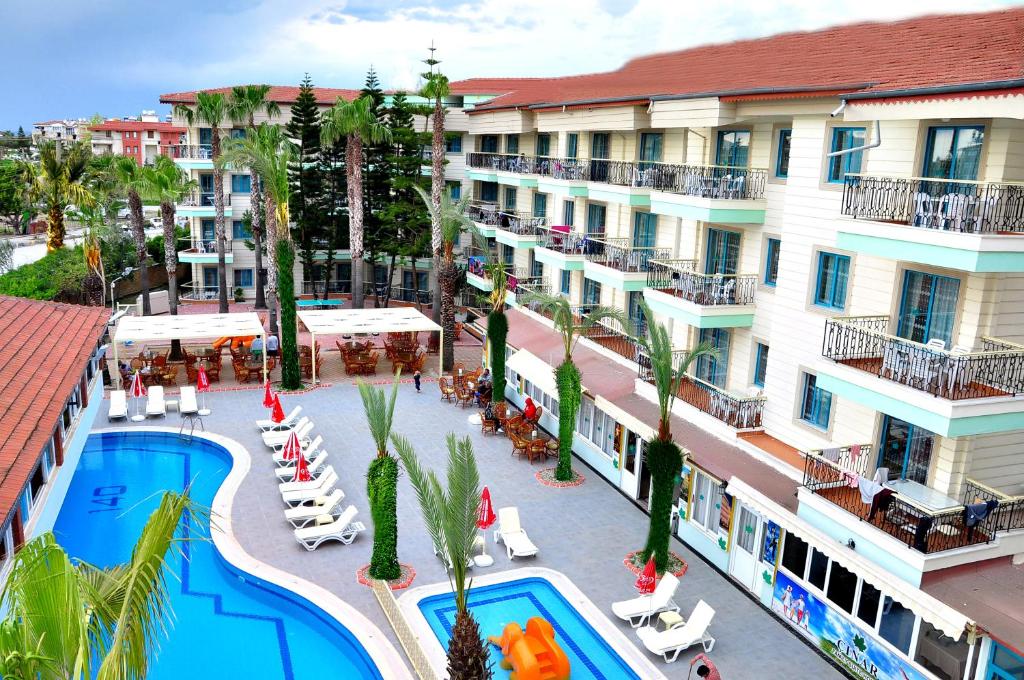 Bazén v ubytování Cinar Family Suite Hotel Side nebo v jeho okolí