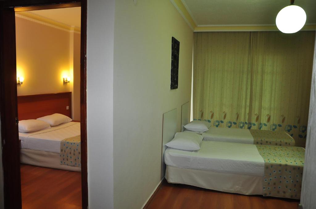 Postel nebo postele na pokoji v ubytování Cinar Family Suite Hotel Side