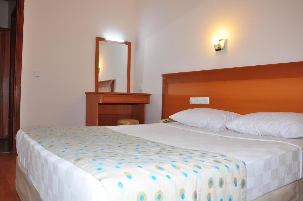 Postel nebo postele na pokoji v ubytování Cinar Family Suite Hotel Side