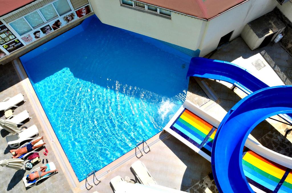 Bazén v ubytování Cinar Family Suite Hotel Side nebo v jeho okolí