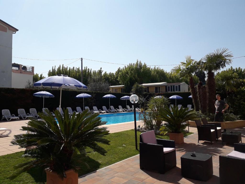Bazén v ubytování Hotel Fornaci nebo v jeho okolí