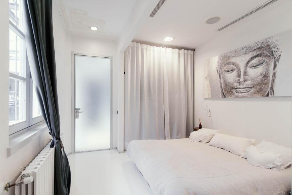 um quarto com uma cama com um quadro na parede em Giovio Loft - The House Of Travelers em Como