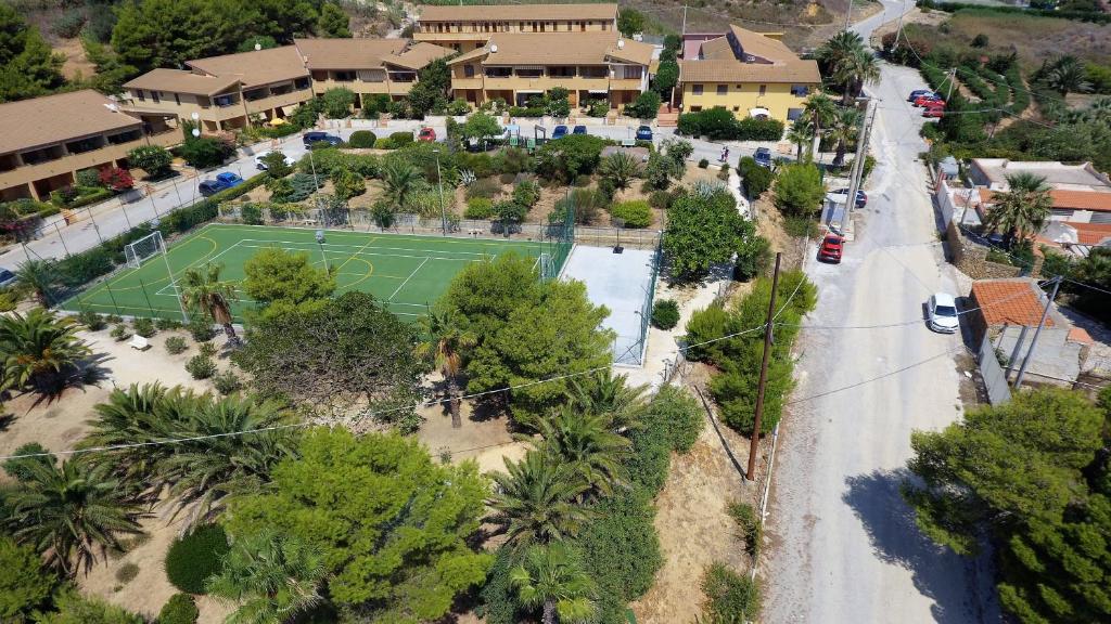 eine Aussicht auf einen Tennisplatz in einem Resort in der Unterkunft Case Vacanza Renella 3 beds: Balcony, wifi, self-catering, 200mt from the sea in Sciacca