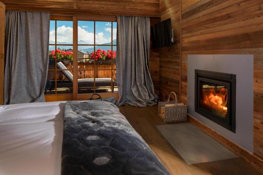 Postel nebo postele na pokoji v ubytování Hostellerie du Pas de l'Ours "Relais et Châteaux"