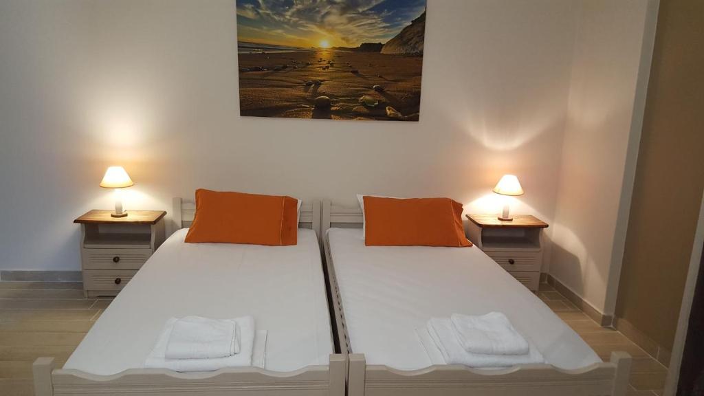 Postel nebo postele na pokoji v ubytování Loggos view apartments