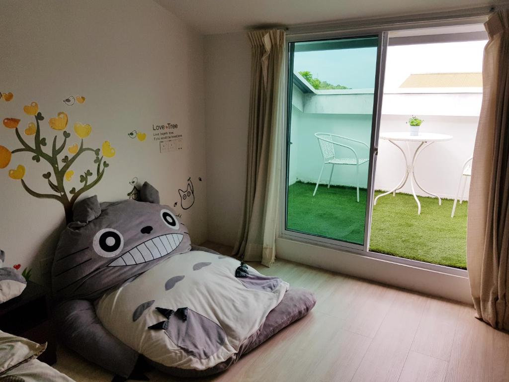 Dormitorio infantil con una almohada grande y una ventana en 758 Residence en Miri