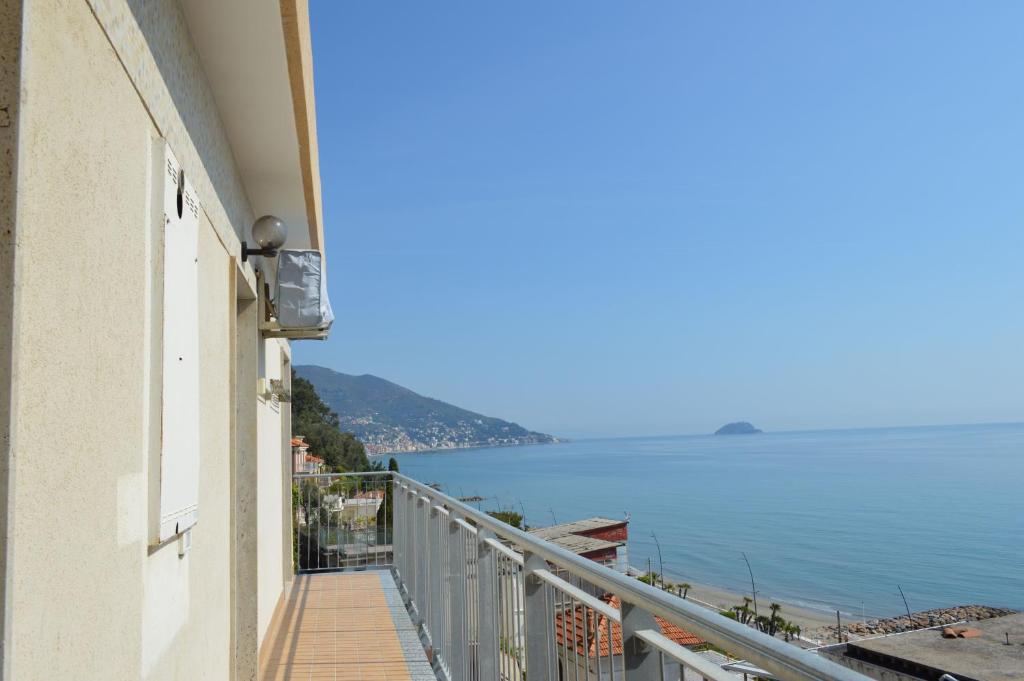 einen Balkon eines Gebäudes mit Blick auf das Wasser in der Unterkunft Appartamento "Abbracciando il Mare" in Laigueglia