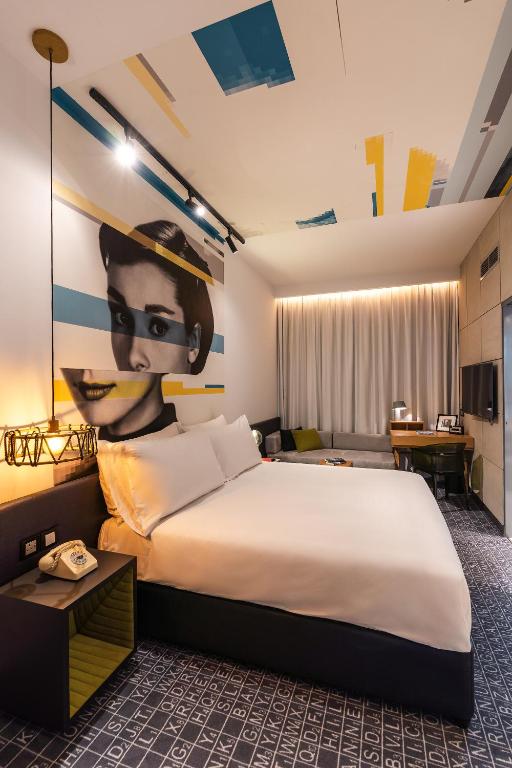 Postel nebo postele na pokoji v ubytování Studio One Hotel