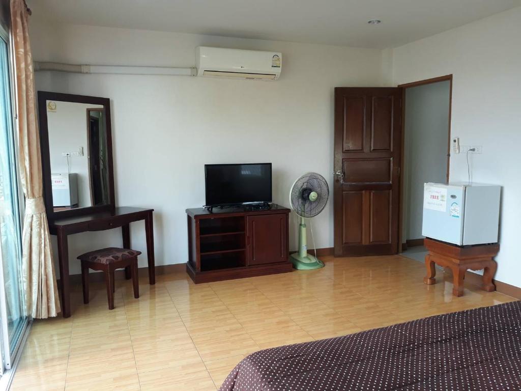 TV a/nebo společenská místnost v ubytování Uncle House Krabi